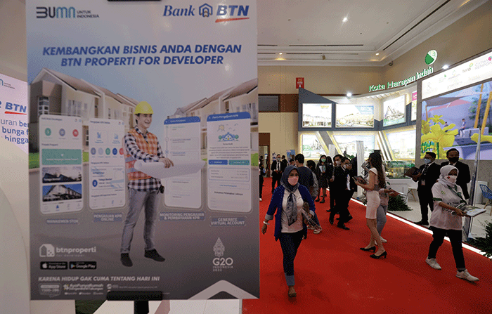 Pengunjung melihat stand perumahan di pameran Indonesia Properti Expo (IPEX) 2022 di Jakarta, Senin (21/11/2022). 