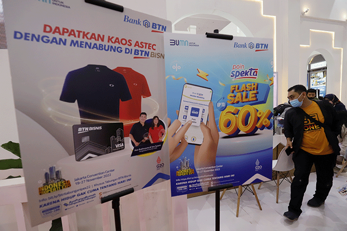 Pengunjung melihat stand perumahan di pameran Indonesia Properti Expo (IPEX) 2022 di Jakarta, Senin (21/11/2022). 