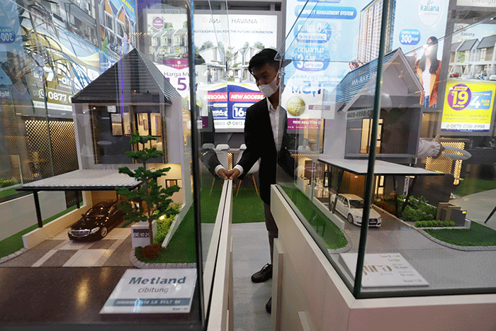 Pengunjung melihat stand perumahan di pameran Indonesia Properti Expo (IPEX) 2022 di Jakarta, Senin (21/11/2022). 