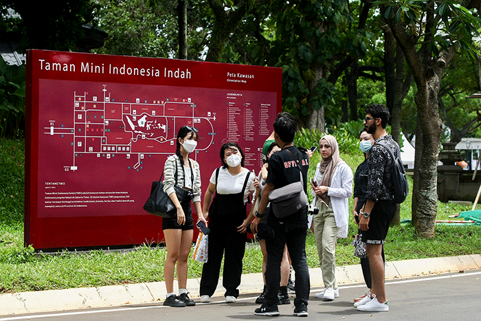 Sejumlah pengunjung mengantre menaiki bus wisata keliling di Taman Mini Indonesia Indah (TMII), Jakarta, Minggu (20/11/2022).