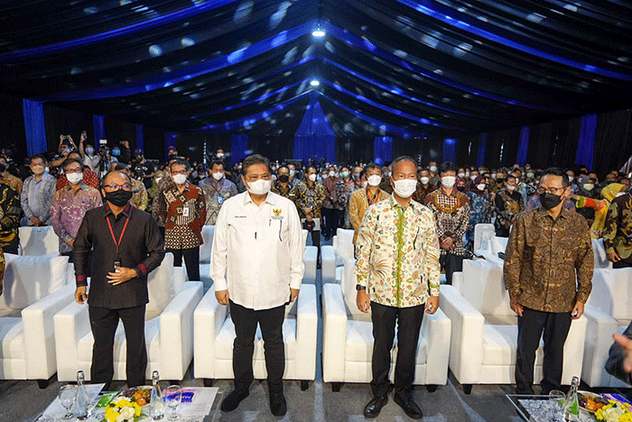 Menko Airlangga Hartarto saat acara “The First Production of Local Electrified Vehicle: From Indonesia to the World”.