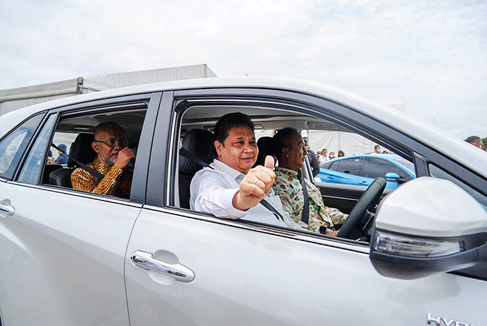 Menko Airlangga Hartarto saat acara “The First Production of Local Electrified Vehicle: From Indonesia to the World”.