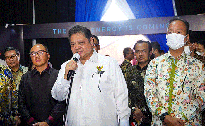 Menko Airlangga Hartarto saat acara “The First Production of Local Electrified Vehicle: From Indonesia to the World”.