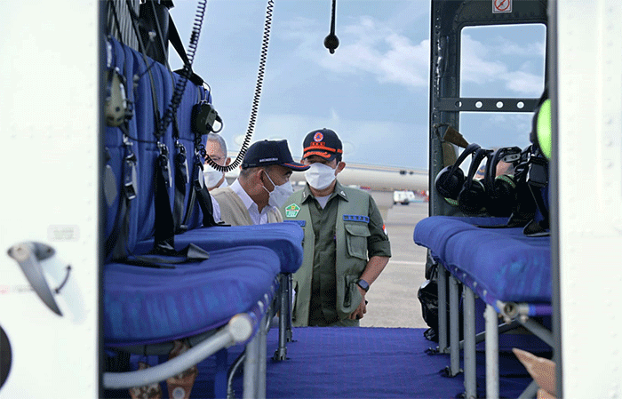 Kepala BNPB Letjen TNI Suharyanto bersama Menko PMK Muhadjir Effendy bersiap bertolak menuju Kabupaten Cianjur, menggunakan helikopter.