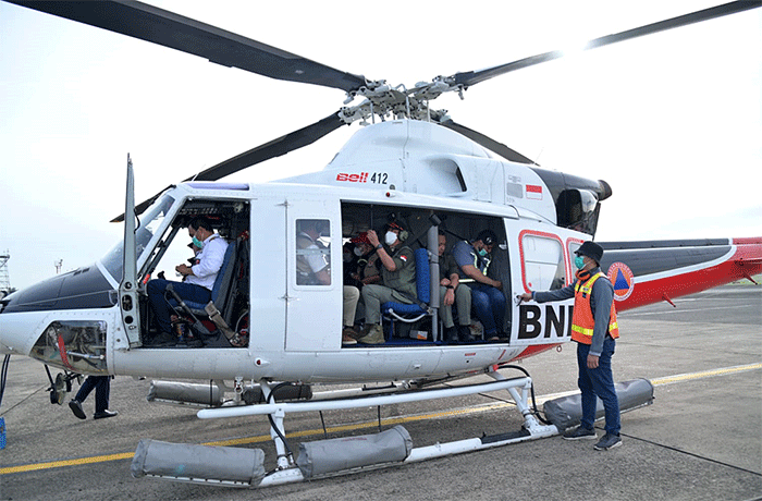 Kepala BNPB Letjen TNI Suharyanto bersama Menko PMK Muhadjir Effendy bersiap bertolak menuju Kabupaten Cianjur, menggunakan helikopter.