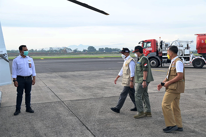 Kepala BNPB Letjen TNI Suharyanto bersama Menko PMK Muhadjir Effendy bersiap bertolak menuju Kabupaten Cianjur, menggunakan helikopter.