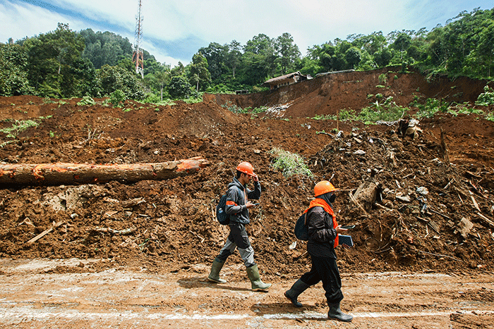 Petugas gabungan melakukan evakuasi mobil truk yang masuk kejurang akibat gempa Cianjur di Jalan Cugenang, Jawa Barat, Selasa (22/11/2022).