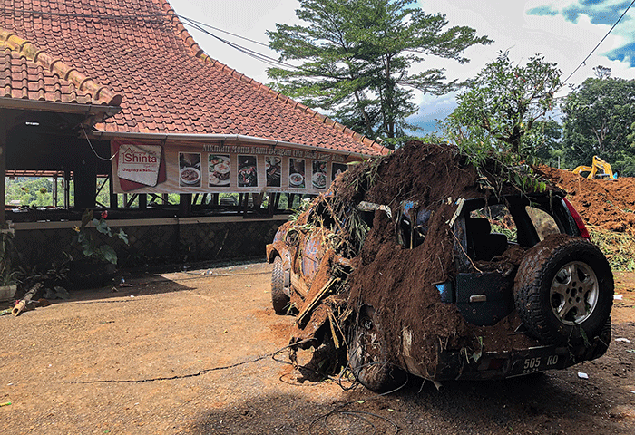 Petugas gabungan melakukan evakuasi mobil truk yang masuk kejurang akibat gempa Cianjur di Jalan Cugenang, Jawa Barat, Selasa (22/11/2022).