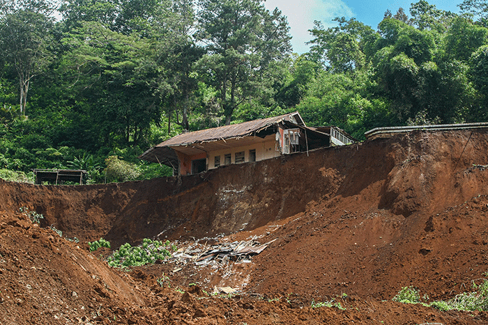 Petugas gabungan melakukan evakuasi mobil truk yang masuk kejurang akibat gempa Cianjur di Jalan Cugenang, Jawa Barat, Selasa (22/11/2022).