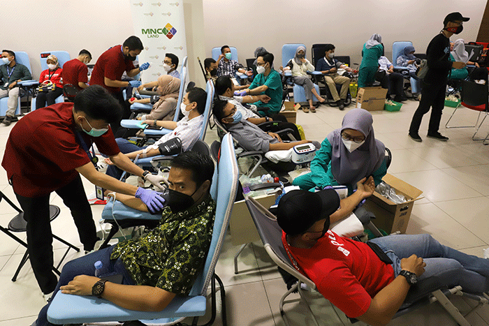 Karyawan melakulan donor darah di iNews Tower, Kebon Sirih, Jakarta Pusat, Selasa (22/11/2022).