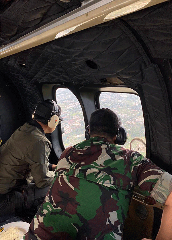 Merespon gempa bumi Cianjur, TNI AU menerbangkan helikopter NAS-332 Super Puma ke kokasi bencana.