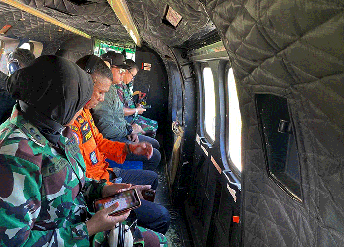 Merespon gempa bumi Cianjur, TNI AU menerbangkan helikopter NAS-332 Super Puma ke kokasi bencana.