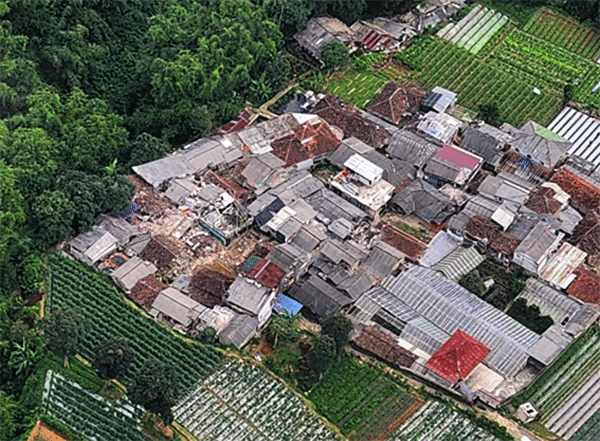 Merespon gempa bumi Cianjur, TNI AU menerbangkan helikopter NAS-332 Super Puma ke kokasi bencana.