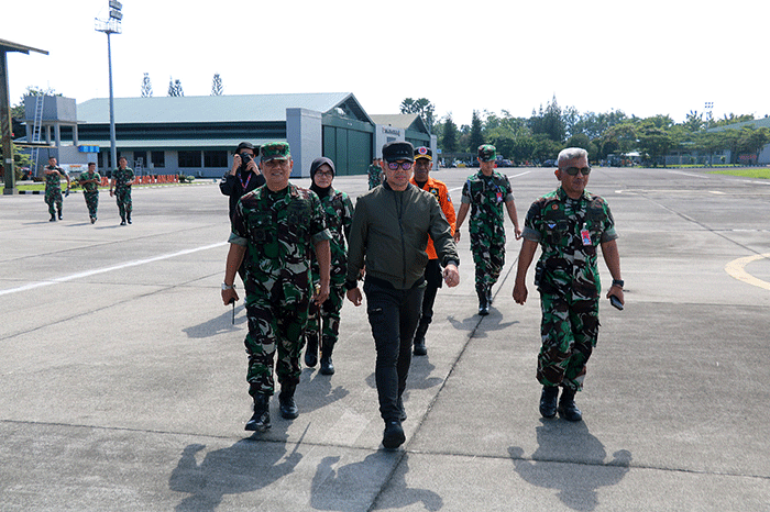 Merespon gempa bumi Cianjur, TNI AU menerbangkan helikopter NAS-332 Super Puma ke kokasi bencana.
