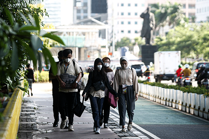 Aktivitas pekerja saat jam pulang kantor di Jakarta, Senin (21/11/2022).