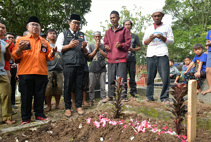 Gubernur Jawa Barat Ridwan Kamil menghadiri prosesi pemakaman Alinda Della Puspita, bocah korban gempa bumi Cianjur di TPU Sirnalaya.