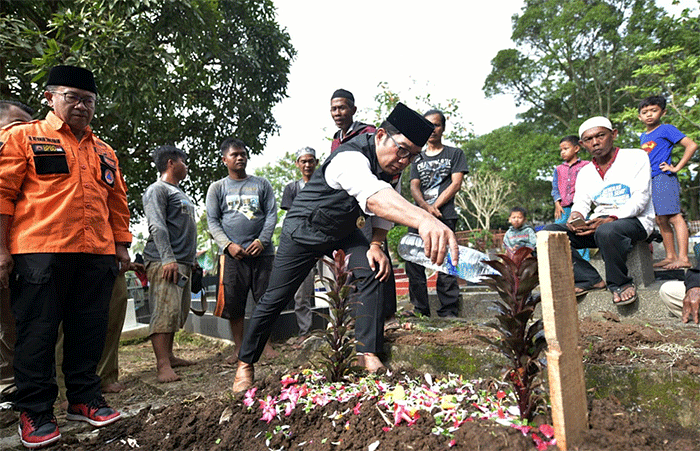 Gubernur Jawa Barat Ridwan Kamil menghadiri prosesi pemakaman Alinda Della Puspita, bocah korban gempa bumi Cianjur di TPU Sirnalaya.