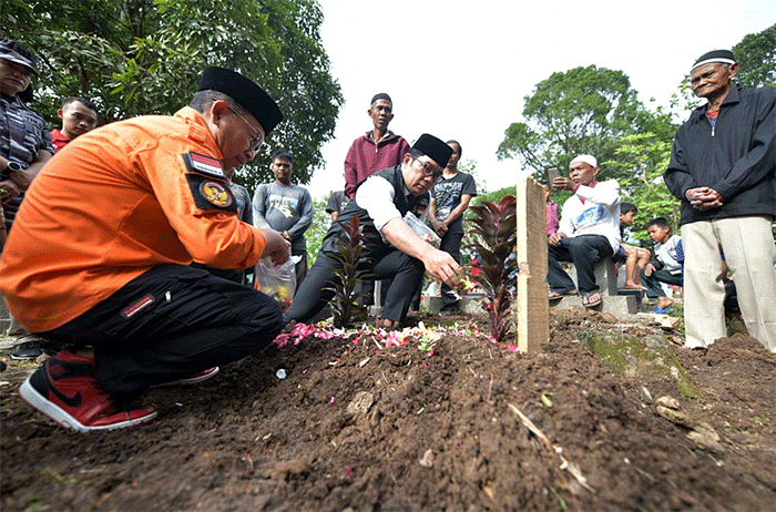 Gubernur Jawa Barat Ridwan Kamil menghadiri prosesi pemakaman Alinda Della Puspita, bocah korban gempa bumi Cianjur di TPU Sirnalaya.