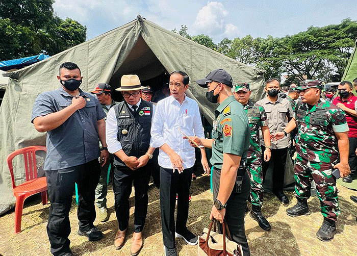 Presiden Joko Widodo meninjau korban terdampak gempa bumi di Kabupaten Cianjur, Selasa (22/11/2022).