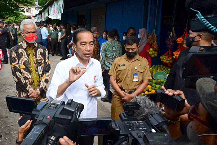 Presiden Joko Widodo mengunjungi Pasar Malang Jiwan Colomadu, Kabupaten Karanganyar.