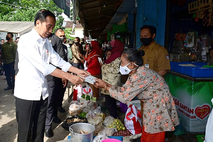 Presiden Joko Widodo mengunjungi Pasar Malang Jiwan Colomadu, Kabupaten Karanganyar.
