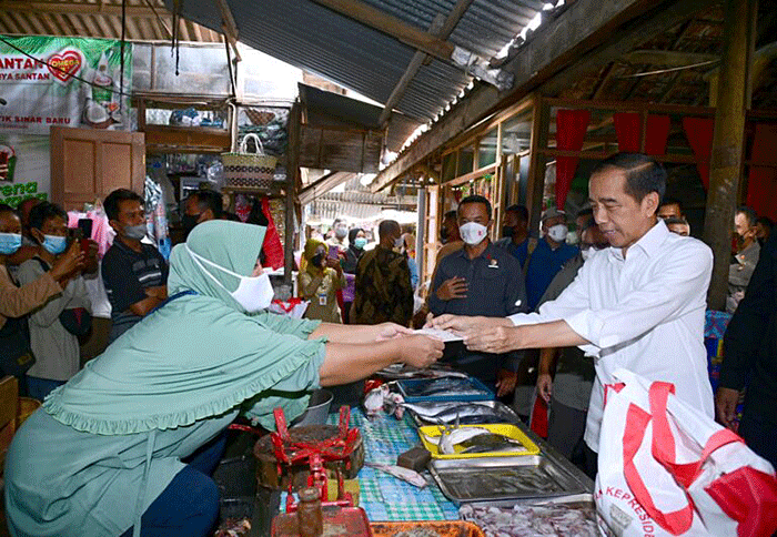 Presiden Joko Widodo mengunjungi Pasar Malang Jiwan Colomadu, Kabupaten Karanganyar.