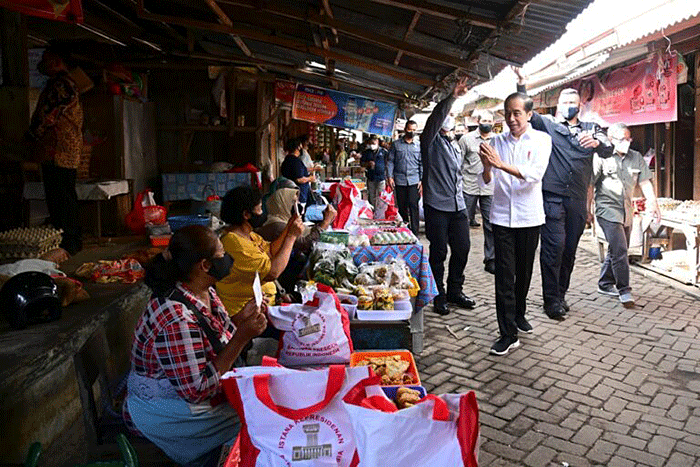 Presiden Joko Widodo mengunjungi Pasar Malang Jiwan Colomadu, Kabupaten Karanganyar.
