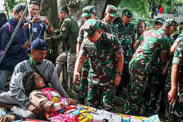 Kepala Staf Angkatan Darat (Kasad) Jenderal Dudung Abdurachman meninjau langsung kondisi korban luka akibat gempa bumi yang terjadi di Cianjur, Jawa Barat.