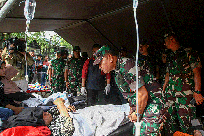 Kepala Staf Angkatan Darat (Kasad) Jenderal Dudung Abdurachman meninjau langsung kondisi korban luka akibat gempa bumi yang terjadi di Cianjur, Jawa Barat.
