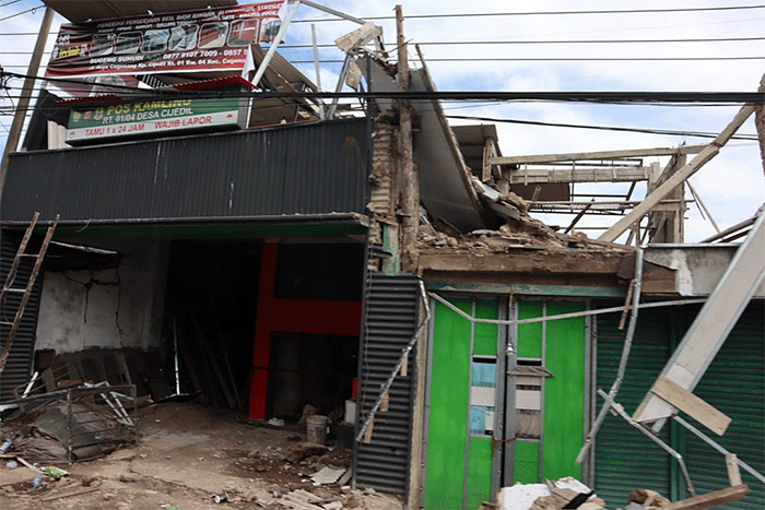 Kepala BNPB Letjen TNI Suharyanto mendampingi Menko PMK Muhadjir Effendy melakukan tinjauan pascagempa Cianjur M5.6 kebeberapa lokasi terdampak.