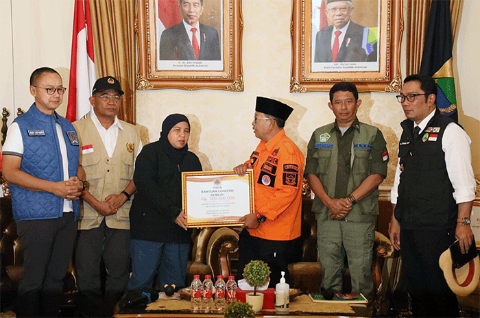 Kepala BNPB Letjen TNI Suharyanto mendampingi Menko PMK Muhadjir Effendy melakukan tinjauan pascagempa Cianjur M5.6 kebeberapa lokasi terdampak.