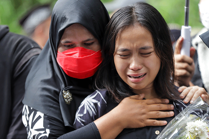 Keluarga dan kerabat menaburkan bunga saat prosesi pemakaman Agung Yulianto atau lebih dikenal Ki Joko Bodo di TPU Kober, Lubang Buaya, Jakarta Timur.