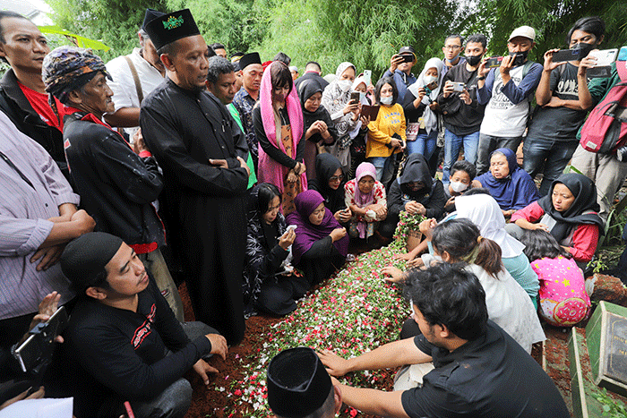 Keluarga dan kerabat menaburkan bunga saat prosesi pemakaman Agung Yulianto atau lebih dikenal Ki Joko Bodo di TPU Kober, Lubang Buaya, Jakarta Timur.