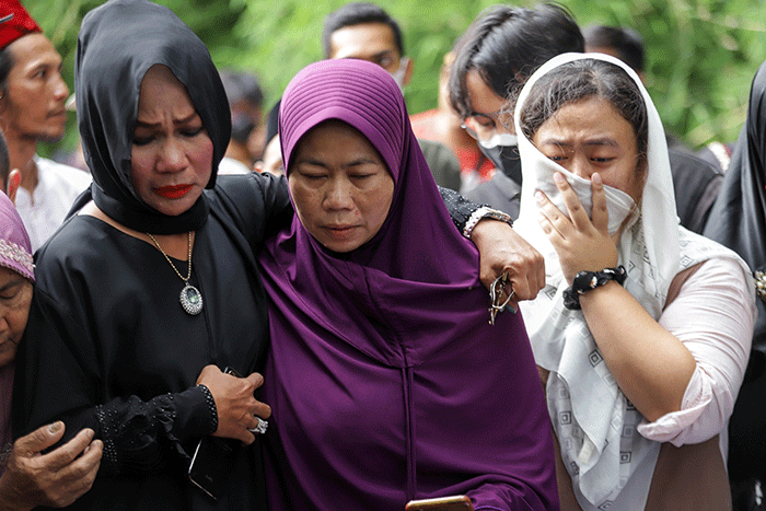 Keluarga dan kerabat menaburkan bunga saat prosesi pemakaman Agung Yulianto atau lebih dikenal Ki Joko Bodo di TPU Kober, Lubang Buaya, Jakarta Timur.