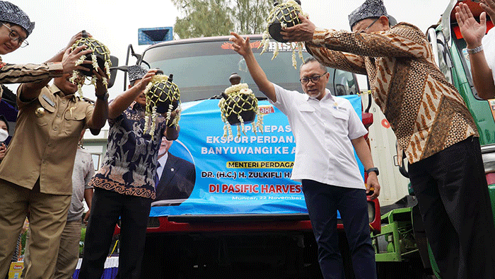 Menteri Perdagangan Zulkifli Hasan melakukan pelepasan ekspor produk ikan sarden ke Australia milik CV PASIFIC HARVEST di Banyuwangi, Jawa Timur.