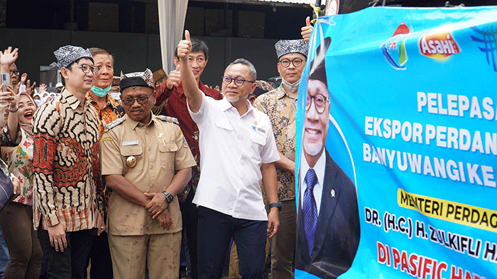 Menteri Perdagangan Zulkifli Hasan melakukan pelepasan ekspor produk ikan sarden ke Australia milik CV PASIFIC HARVEST di Banyuwangi, Jawa Timur.