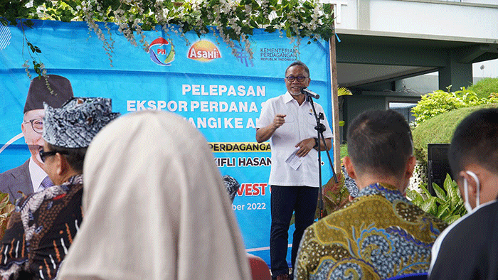 Menteri Perdagangan Zulkifli Hasan melakukan pelepasan ekspor produk ikan sarden ke Australia milik CV PASIFIC HARVEST di Banyuwangi, Jawa Timur.