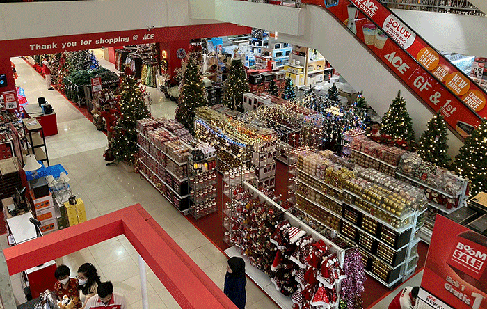 Pengunjung melihat pernak-pernik Natal di Ace Latanete, Makassar, Senin (21/11/2022).
