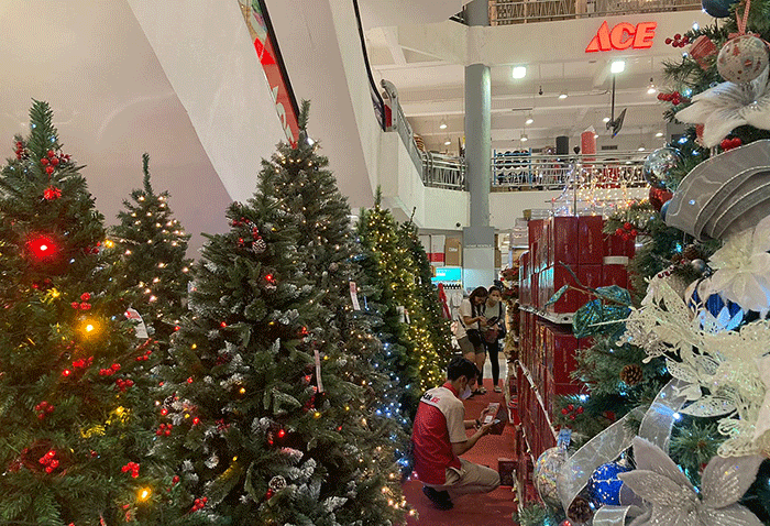 Pengunjung melihat pernak-pernik Natal di Ace Latanete, Makassar, Senin (21/11/2022).