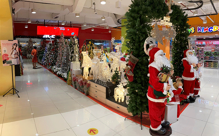 Pengunjung melihat pernak-pernik Natal di Ace Latanete, Makassar, Senin (21/11/2022).