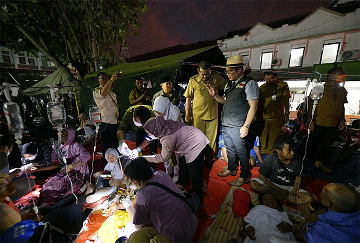 Gubernur Jawa Barat Ridwan Kamil saat meninjau korban gempa di RSUD Cianjur.