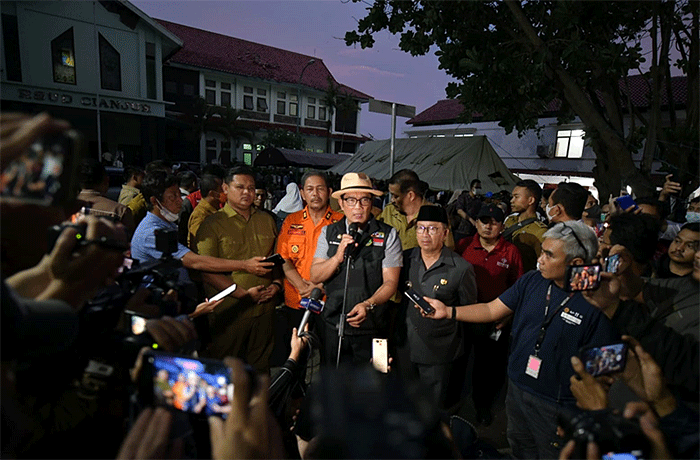 Gubernur Jawa Barat Ridwan Kamil saat meninjau korban gempa di RSUD Cianjur.