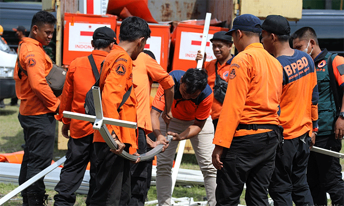 Petugas dengan menggunakan alat berat membuka jalan yang tertimbun longsor pascagempa Kabupaten Cianjur, Jawa Barat, Selasa (22/11/2022).