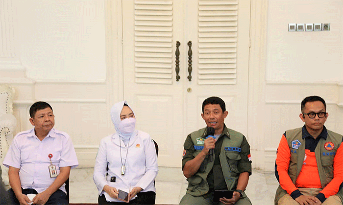 Petugas dengan menggunakan alat berat membuka jalan yang tertimbun longsor pascagempa Kabupaten Cianjur, Jawa Barat, Selasa (22/11/2022).