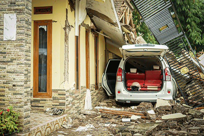 Seorang warga berfoto di depan rumah miliknya yang hancur akibat gempa di Kampung Barukaso, Desa Sukamulya, Kabupaten Cianjur, Jawa Barat, Rabu (23/11/2022).