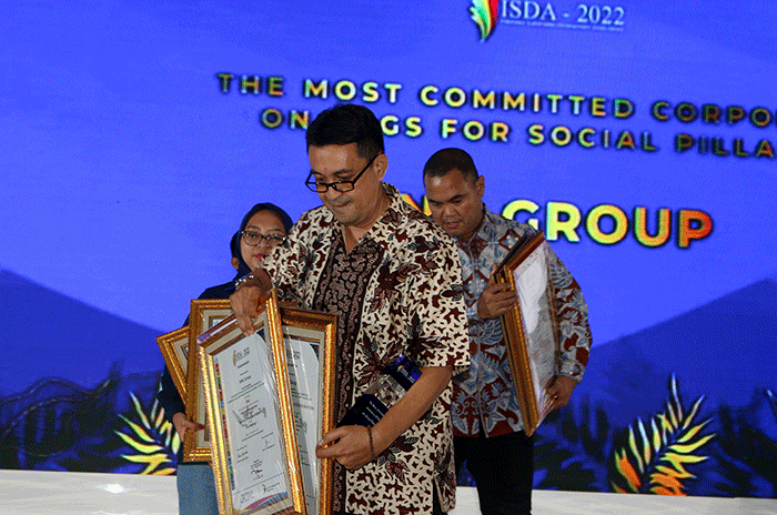 Head of CSR MNC Group Teungku Havid (kanan) menerima Penghargaan Indonesia Sustainable Development Goals Award 2022 di Jakarta, Selasa (22/11/2022).