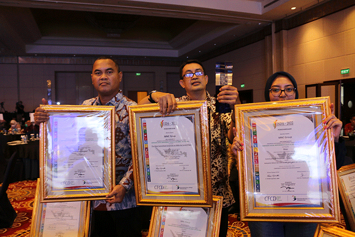 Head of CSR MNC Group Teungku Havid (kanan) menerima Penghargaan Indonesia Sustainable Development Goals Award 2022 di Jakarta, Selasa (22/11/2022).