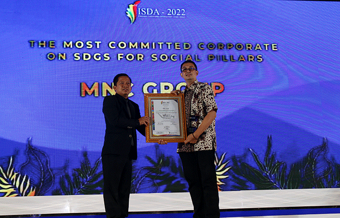 Head of CSR MNC Group Teungku Havid (kanan) menerima Penghargaan Indonesia Sustainable Development Goals Award 2022 di Jakarta, Selasa (22/11/2022).