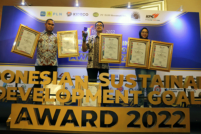 Head of CSR MNC Group Teungku Havid (kanan) menerima Penghargaan Indonesia Sustainable Development Goals Award 2022 di Jakarta, Selasa (22/11/2022).