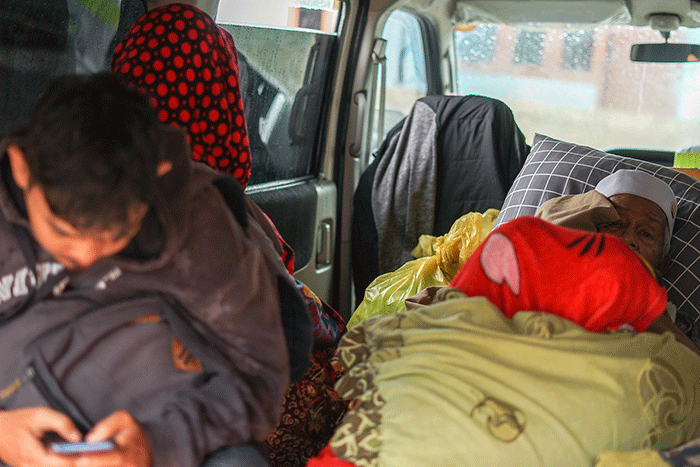 Warga saat berlindung di dalam mobil usai terjadi Gempa Susulan di Kampung Garung, Desa Cirumput, Kabupaten Cianjur, Jawa Barat, Rabu (23/11/2022).